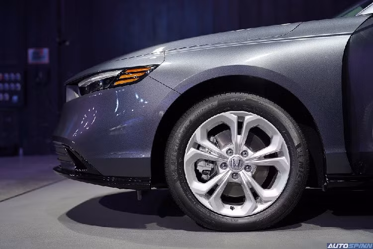 Ngoài ra, bản RS còn có những chi tiết ngoại thất sơn màu đen bóng như ốp gương chiếu hậu, ăng ten vây cá và cánh gió sau. Trên lưới tản nhiệt và cửa cốp đều có logo RS màu đỏ. Nội thất của Honda Accord 2024 có thiết kế giống với xe dành cho thị trường Trung Quốc và Nhật Bản.