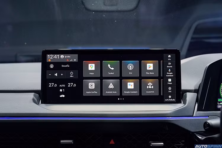 Không có gì bất ngờ khi Honda Accord 2024 ở Thái Lan có gói công nghệ an toàn chủ động Honda Sensing tiêu chuẩn, bao gồm đèn pha tự động, cảnh báo/kiểm soát lệch làn đường, hỗ trợ đưa xe về giữa làn đường, cảnh báo va chạm với ô tô/người đi bộ, hệ thống kiểm soát hành trình thích ứng và cảnh báo khi phương tiện phía trước khởi hành.