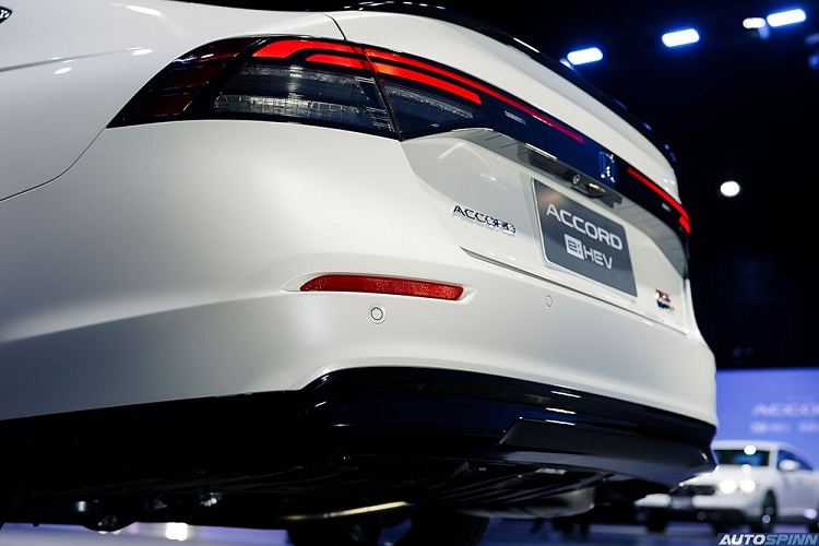 Tiến lên bản EL, khách hàng Thái Lan sẽ nhận về những trang bị bổ sung như vành hợp kim 18 inch sơn 2 màu và gương bên ghế phụ lái tự động chỉnh khi xe vào số lùi. Riêng bản RS được trang bị đèn pha chiếu sáng theo góc ôm cua, đèn báo rẽ LED tuần tự trước/sau, đèn tích hợp vào tay nắm cửa và 2 khe gió trên cản trước sơn màu bạc.