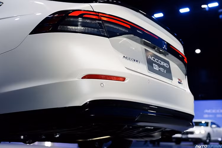 Tiến lên bản EL, khách hàng Thái Lan sẽ nhận về những trang bị bổ sung như vành hợp kim 18 inch sơn 2 màu và gương bên ghế phụ lái tự động chỉnh khi xe vào số lùi. Riêng bản RS được trang bị đèn pha chiếu sáng theo góc ôm cua, đèn báo rẽ LED tuần tự trước/sau, đèn tích hợp vào tay nắm cửa và 2 khe gió trên cản trước sơn màu bạc.