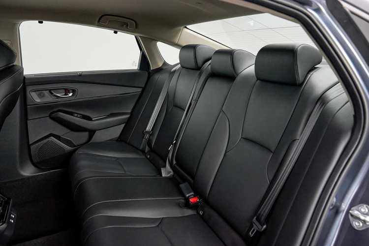 Tuy nhiên, từ bản EL trở đi, xe mới có 4 cảm biến trước, 4 cảm biến sau và hệ thống camera đa góc. Trong khi đó, bản RS cao cấp nhất có thêm đèn pha thích ứng.