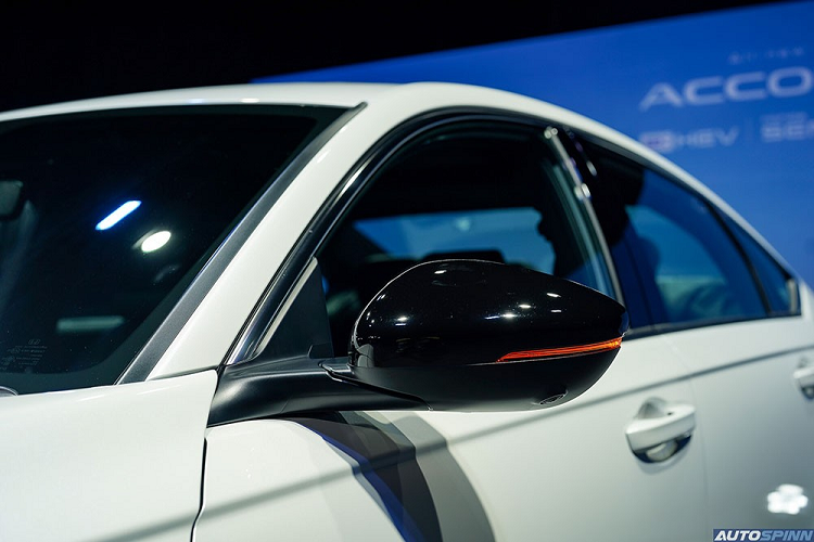 Xe có thiết kế bảng đồng hồ và núm xoay tròn tích hợp màn hình nằm bên dưới cửa gió điều hòa. Núm xoay này cho phép người dùng có thể điều khiển màn hình thông tin giải trí, chỉnh âm lượng, điều hòa, hệ thống đèn,... Khi không dùng đến, màn hình trên núm xoay sẽ hiển thị giờ. Đây là trang bị không có ở Honda Accord thế hệ mới tại thị trường Mỹ.