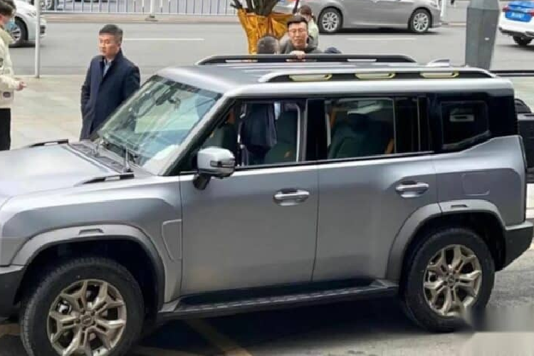 Để chuẩn bị tốt nhất cho màn ra mắt của xe SUV Jetour Traveler 2023 trong tháng này, hãng xe Trung Quốc đã mang nguyên mẫu của xe xuống đường để chạy thử, cũng như chụp ảnh báo chí. Jetour Traveler là một chiếc SUV phong cách địa hình dẫn động 4 bánh, đúng như tên gọi của mình, Traveler nhắm đến những người tiêu dùng muốn sở hữu 1 chiếc SUV phong cách bụi bặm, có thể off-road nhẹ.