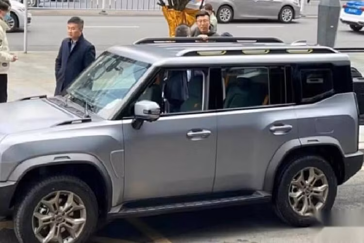 Để chuẩn bị tốt nhất cho màn ra mắt của xe SUV Jetour Traveler 2023 trong tháng này, hãng xe Trung Quốc đã mang nguyên mẫu của xe xuống đường để chạy thử, cũng như chụp ảnh báo chí. Jetour Traveler là một chiếc SUV phong cách địa hình dẫn động 4 bánh, đúng như tên gọi của mình, Traveler nhắm đến những người tiêu dùng muốn sở hữu 1 chiếc SUV phong cách bụi bặm, có thể off-road nhẹ.