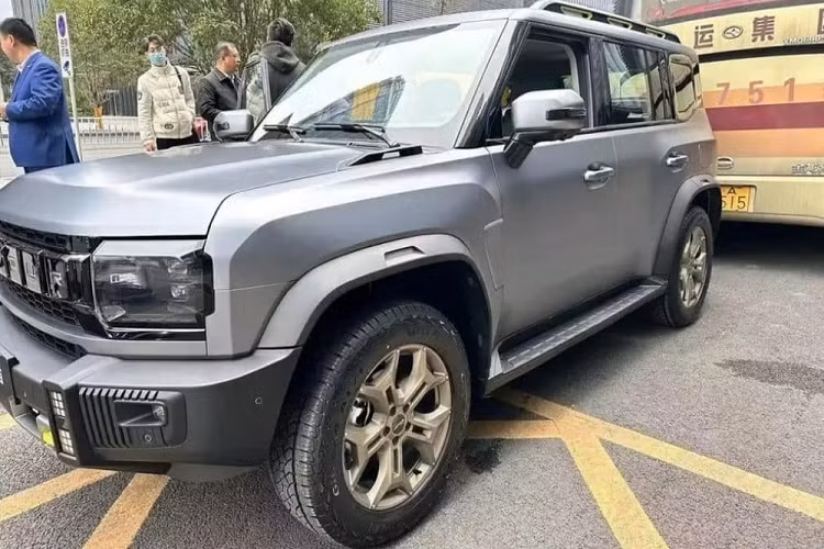 Vào đầu năm nay, hãng xe Jetour đã nhá hàng chiếc SUV mang phong cách địa hình của mình, Jetour Traveler của Trung Quốc xuất hiện trong 1 số sự kiện trưng bay tuy nhiên hãng vẫn chưa có màn ra mắt chính thức với việc giới thiệu giá bán, thông số về động cơ, các bí mật này sẽ được bật mí ngay trong tháng này khi xe sẽ ra mắt chính thức.