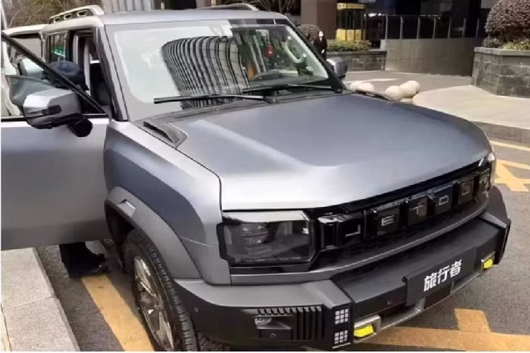 Điểm thú vị và gây chú ý của Jetour Traveler chính là việc xe có ngoại hình hao hao Ford Bronco khi nhìn từ đầu xe đến bên hông và Land Rover Defender 110 từ thân xe đến đuôi xe, chưa hết, cách hãng xe Trung Quốc đặt tên cho xe còn gợi nhớ đến mẫu xe MPV của Peugeot là Traveller, trong đó, khác biệt là không gấp đôi chữ l.