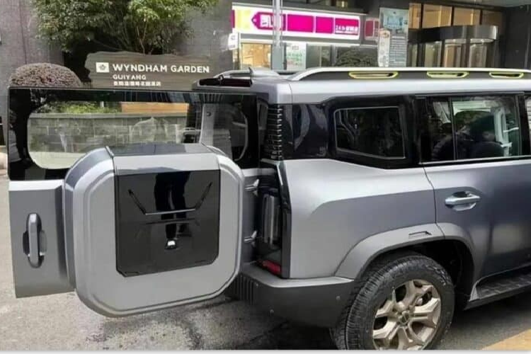 Thiết kế đuôi xe đặc trưng của một chiếc SUV địa hình với bánh dự phòng cỡ lớn và đèn phanh trên cao rộng. Đèn hậu bố trí theo chiều dọc và sử dụng đèn LED. Một móc kéo cũng có mặt.