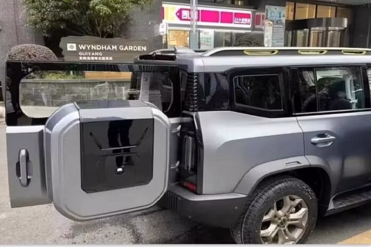 Thiết kế đuôi xe đặc trưng của một chiếc SUV địa hình với bánh dự phòng cỡ lớn và đèn phanh trên cao rộng. Đèn hậu bố trí theo chiều dọc và sử dụng đèn LED. Một móc kéo cũng có mặt.