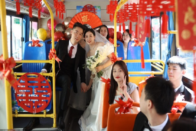 Ruoc dau bang xe buyt dien gay sot, thanh lap luon tuyen xe cuoi