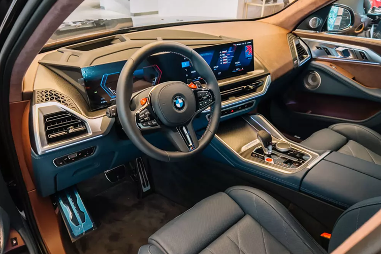 Tuy nhiên, ngoại hình có thể là một điểm trừ của mẫu xe này. Nguyên nhân là bởi BMW XM được thiết kế khá lạ mắt và từng gây nhiều tranh cãi. Ngoài thiết kế tổng thể khá góc cạnh và có phần cục mịch, mẫu SUV hạng sang này còn được trang bị lưới tản nhiệt Iconic Glow hình quả thận đôi cỡ lớn, tích hợp đèn LED ẩn, hệ thống đèn 2 tầng trên đầu xe, hốc gió trung tâm cỡ lớn cũng như khe gió nằm dọc ở cản trước.