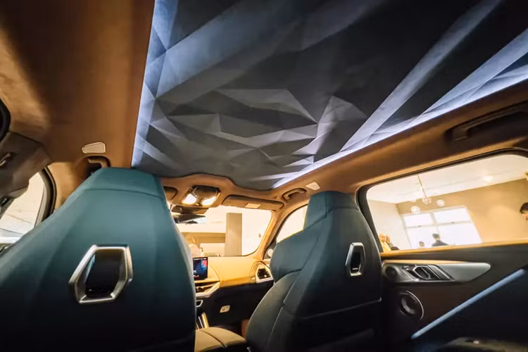 "Đắt xắt ra miếng", BMW XM có khá nhiều công nghệ ấn tượng như hệ thống chống lật chủ động với thanh cân bằng điều khiển điện tử tiêu chuẩn và hệ thống đánh lái cầu sau. Đây cũng là mẫu xe BMW M đầu tiên được trang bị hệ thống đánh lái này.