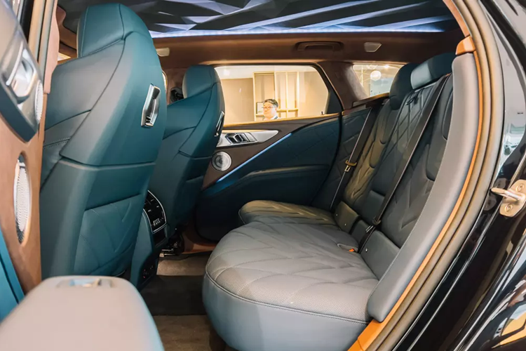 Bên cạnh đó là vành hợp kim đa chấu khỏe khoắn, đèn hậu LED thanh mảnh, 4 đầu ống xả và bộ khuếch tán gió hầm hố. Những chi tiết màu đen bóng như lưới tản nhiệt, cản trước, nẹp hốc bánh, nẹp sườn, ốp gương chiếu hậu, cản sau và viền đèn hậu cũng giúp BMW XM nổi bật trên đường phố.