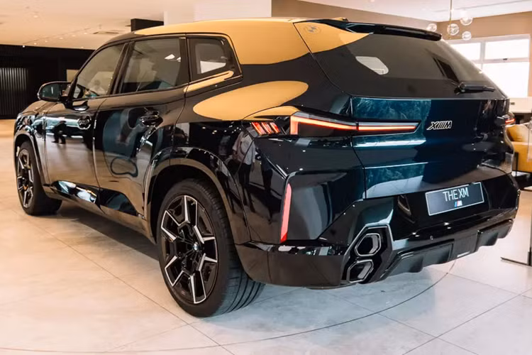 Động cơ kết hợp với hộp số tự động 8 cấp và hệ dẫn động 4 bánh. Nằm bên trong hộp số là mô-tơ điện mạnh 194 mã lực và 280 Nm. Tổng cộng, xe sở hữu công suất 644 mã lực và mô-men xoắn cực đại 800 Nm. Sức mạnh động cơ cho phép mẫu SUV nặng 2,75 tấn này tăng tốc từ 0-100 km/h trong thời gian 4,1 giây trước khi đạt vận tốc tối đa 250 km/h.