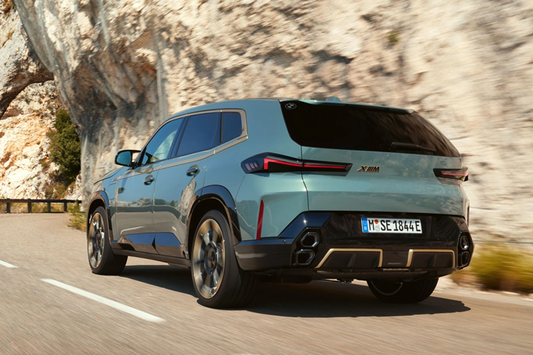 Trang bị an toàn của xe cũng khá nhiều với hệ thống giả lập âm thanh động cơ để cảnh báo cho người tham gia giao thông, hệ thống bảo vệ người đi bộ khi va chạm xảy ra, cảnh báo áp suất lốp, cân bằng điện tử, cảm biến va chạm, hệ thống kiểm soát hành trình và hỗ trợ đỗ xe tự động.