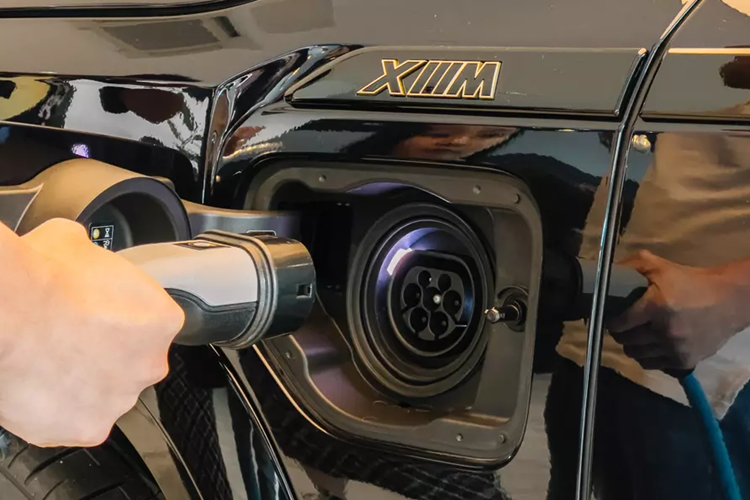 XM vốn là sản phẩm do thương hiệu xe hiệu suất cao M của hãng BMW phát triển và sản xuất. Đây cũng là mẫu xe điện hóa đầu tiên của thương hiệu M. Điểm nhấn của BMW XM chính là hệ truyền động plug-in hybrid, bao gồm máy xăng V8, tăng áp kép, dung tích 4.4L, sản sinh công suất tối đa 483 mã lực và mô-men xoắn cực đại 650 Nm.