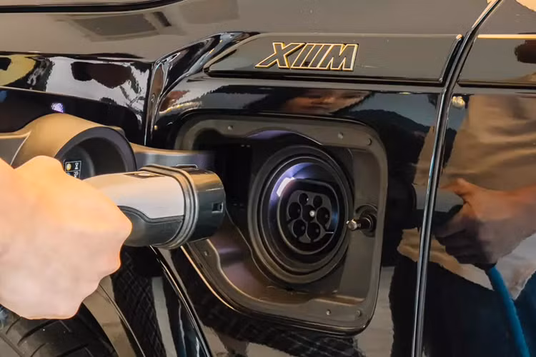 XM vốn là sản phẩm do thương hiệu xe hiệu suất cao M của hãng BMW phát triển và sản xuất. Đây cũng là mẫu xe điện hóa đầu tiên của thương hiệu M. Điểm nhấn của BMW XM chính là hệ truyền động plug-in hybrid, bao gồm máy xăng V8, tăng áp kép, dung tích 4.4L, sản sinh công suất tối đa 483 mã lực và mô-men xoắn cực đại 650 Nm.