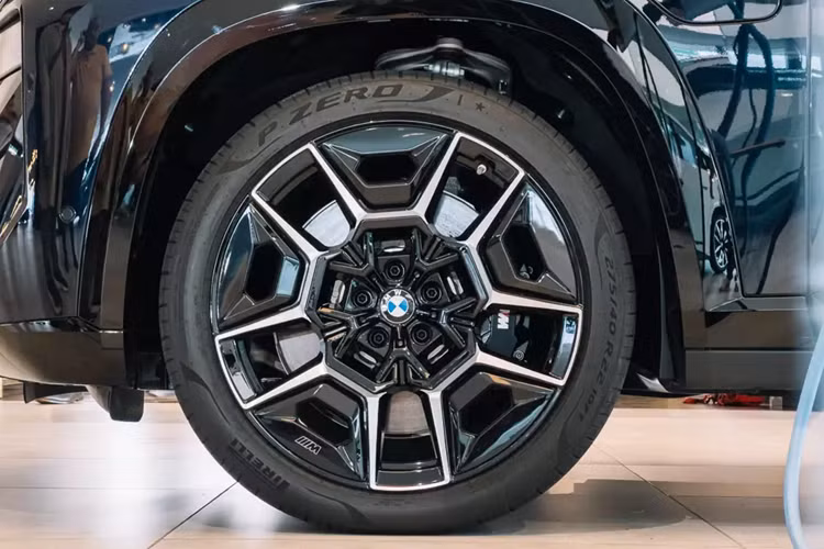 Chưa hết, BMW XM còn được trang bị pin lithium-ion với dung lượng 29,5 kWh nên có thể chạy được 98 km mà không tốn 1 giọt xăng. Ở chế độ vận hành thuần điện, xe chỉ đạt vận tốc tối đa 140 km/h.