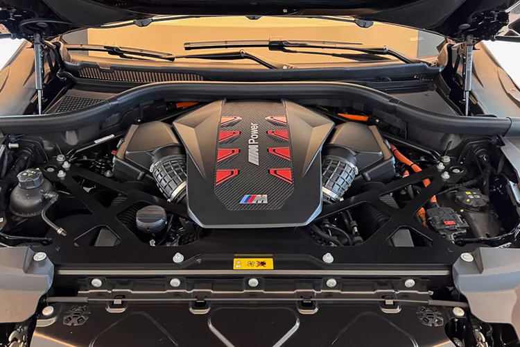 Hiện giá bán của mẫu SUV hạng sang này ở Việt Nam vẫn chưa được công bố. Tuy nhiên, theo một số nguồn tin, xe sẽ có giá không dưới 10 tỷ đồng. Thông tin cụ thể về BMW XM tại Việt Nam vẫn được giữ kín. Nhiều khả năng xe tại Việt Nam sẽ thuộc phiên bản 50e xDrive tương tự ở một số thị trường Đông Nam Á khác.