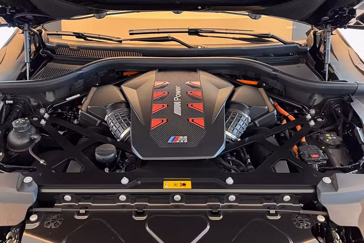 Hiện giá bán của mẫu SUV hạng sang này ở Việt Nam vẫn chưa được công bố. Tuy nhiên, theo một số nguồn tin, xe sẽ có giá không dưới 10 tỷ đồng. Thông tin cụ thể về BMW XM tại Việt Nam vẫn được giữ kín. Nhiều khả năng xe tại Việt Nam sẽ thuộc phiên bản 50e xDrive tương tự ở một số thị trường Đông Nam Á khác.