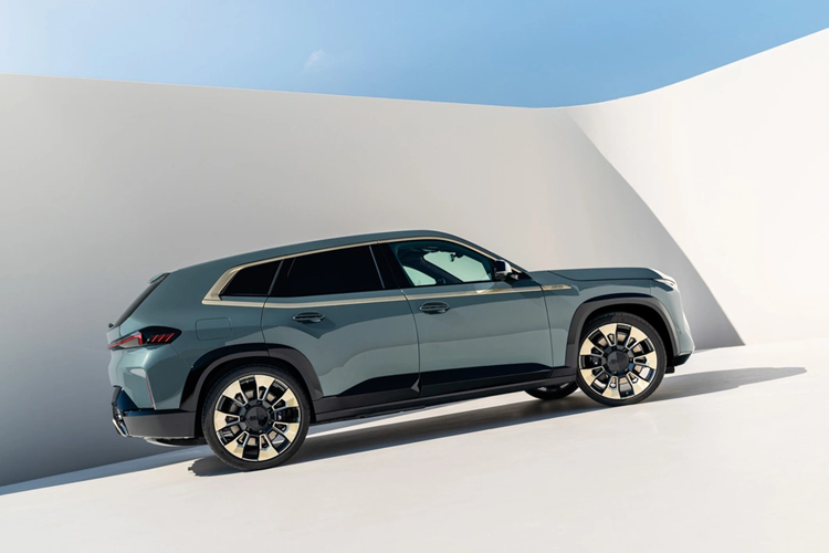 Màn hình hiển thị thông tin kính lái HUD, giá để ly có thể hâm nóng/làm mát đồ uống, hệ thống điều hòa tự động 4 vùng và hệ thống âm thanh vòm chất lượng cao Bowers &amp; Wilkins Diamond với công suất 1.475W.