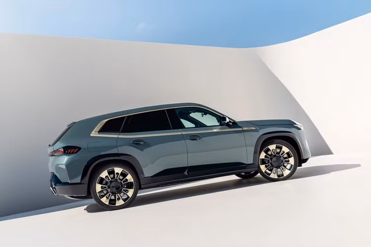 Màn hình hiển thị thông tin kính lái HUD, giá để ly có thể hâm nóng/làm mát đồ uống, hệ thống điều hòa tự động 4 vùng và hệ thống âm thanh vòm chất lượng cao Bowers &amp; Wilkins Diamond với công suất 1.475W.