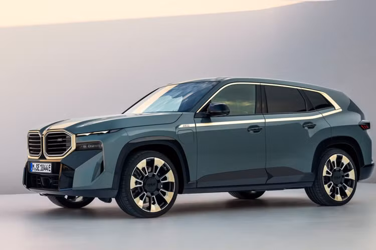 Những trang bị nội thất đáng chú ý của mẫu SUV hạng sang này bao gồm ghế trước sưởi ấm/thông hơi/massage tiêu chuẩn, bảng đồng hồ kỹ thuật số và màn hình cảm ứng trung tâm cùng có kích thước 12,3 inch