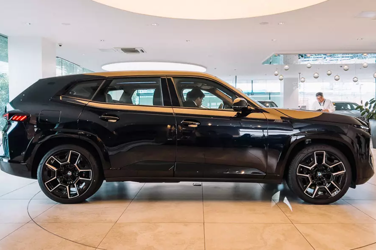 Một phần của mặt táp-lô được bọc da BMW Individual cao cấp trong khi trần xe lại có những họa tiết hình học 3D ấn tượng, kết hợp với hơn 100 đèn LED để mang đến trải nghiệm khó quên cho người ngồi trong xe. Tuy có kích thước lớn với chiều dài cơ sở lên tới 3,1 m nhưng BMW XM chỉ được trang bị nội thất 2 hàng ghế với 5 chỗ ngồi.