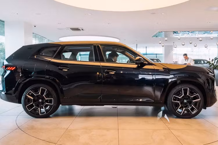 Một phần của mặt táp-lô được bọc da BMW Individual cao cấp trong khi trần xe lại có những họa tiết hình học 3D ấn tượng, kết hợp với hơn 100 đèn LED để mang đến trải nghiệm khó quên cho người ngồi trong xe. Tuy có kích thước lớn với chiều dài cơ sở lên tới 3,1 m nhưng BMW XM chỉ được trang bị nội thất 2 hàng ghế với 5 chỗ ngồi.