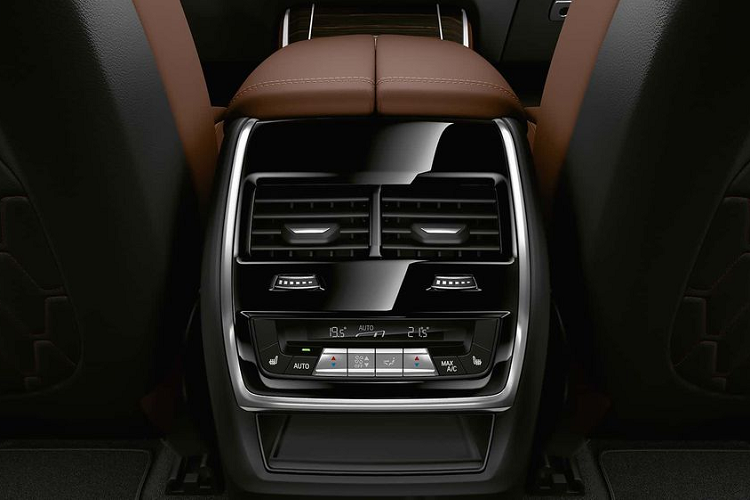 Hệ thống kiểm soát khí hậu bốn vùng và ghế thể thao bọc da Sensafin là trang bị tiêu chuẩn trên chiếc SUV này. Nhằm tạo sự thoải mái nhất cho các yếu nhân ngồi trong xe, mẫu X5 bọc thép này có hàng ghế sau kết cấu hai chỗ ngồi, với bệ tì tay ở giữa.