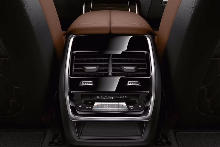 Hệ thống kiểm soát khí hậu bốn vùng và ghế thể thao bọc da Sensafin là trang bị tiêu chuẩn trên chiếc SUV này. Nhằm tạo sự thoải mái nhất cho các yếu nhân ngồi trong xe, mẫu X5 bọc thép này có hàng ghế sau kết cấu hai chỗ ngồi, với bệ tì tay ở giữa.