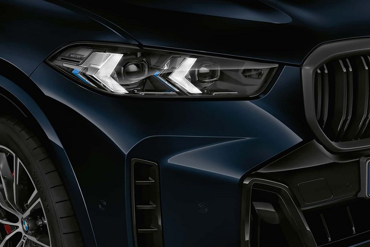 Khác với nhiều mẫu xe bọc thép khác có vẻ ngoài thô cứng và gân guốc, BMW X5 Protection VR6 chống đạn sở hữu một diện mạo không mấy khác biệt so với mẫu X5 nguyên bản. Trên thực tế, X5 Protection VR6 trông giống như một phiên bản thể thao do bộ phận M phát triển, với gói bobykit gồm ốp gương M màu đen bóng, giá nóc BMW Personal màu Shadow Line, cặp ống xả thể thao và logo M ở mặt lưới tản nhiệt.