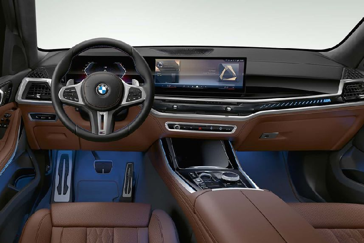 BMW cũng cung cấp cho khách hàng một chương trình hướng dẫn lái xe đặc biệt nhằm "đào tạo về hành vi chiến thuật". Về sức mạnh, BMW X5 Protection VR6 được trang bị hệ truyền động mild-hybrid bao gồm động cơ V8 tăng áp kép 4,4 lít kết hợp với mô tơ điện tạo ra công suất 523 mã lực và mô-men xoắn 750 Nm.