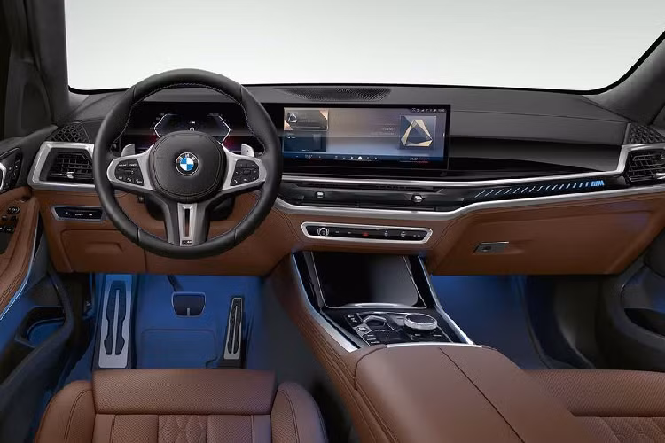 BMW cũng cung cấp cho khách hàng một chương trình hướng dẫn lái xe đặc biệt nhằm "đào tạo về hành vi chiến thuật". Về sức mạnh, BMW X5 Protection VR6 được trang bị hệ truyền động mild-hybrid bao gồm động cơ V8 tăng áp kép 4,4 lít kết hợp với mô tơ điện tạo ra công suất 523 mã lực và mô-men xoắn 750 Nm.