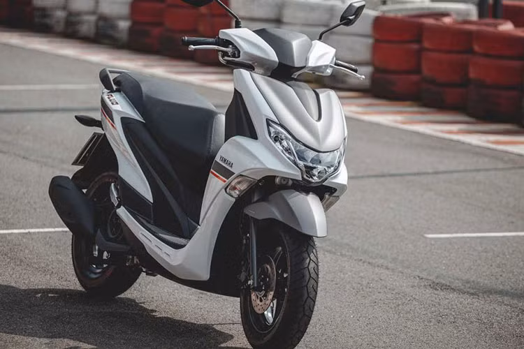 Đầu xe tròn trịa hơi cụp về phía trước, trang bị cụm đèn pha full LED, đèn xi nhan và đèn ban ngày vẫn là công nghệ Halogen. Đèn xi nhan được làm ở vị trí khá thấp, ngay cạnh chắn bùn của xe. Cụm đồng hồ tân tiến loại Multi-Information Display cho thông số rõ ràng, sắc nét.