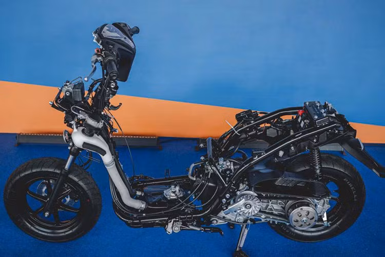 Về động cơ, FreeGo 2023 vẫn sử dụng động cơ Blue Core 125cc 4 thì, 2 van, làm mát bằng không khí. Động cơ này cho công suất tối đa 9,3 mã lực tại tua máy 8.000 vòng/phút và mô men xoắn 9,5Nm tại tua máy 5.500 vòng/phút. Xe tiêu hao khoảng 2 lít nhiên liệu cho 100km nếu đi đường hỗn hợp.