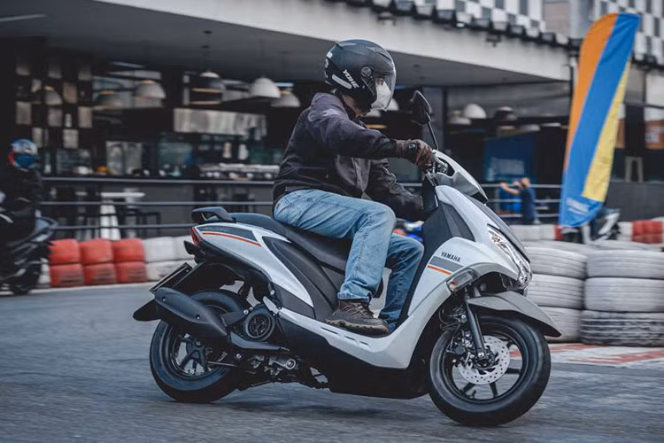 Đặc biệt, xe có thể khởi động nhanh với một nút bấm One Push Start và được trang bị Hệ thống ngắt động cơ tạm thời Stop &amp; Start System. Trên phiên bản S còn có 2 chế độ ngắt động cơ khi bình thường và khi đường đông. Do đó xe có khả năng tiết kiệm nhiên liệu tốt hơn.