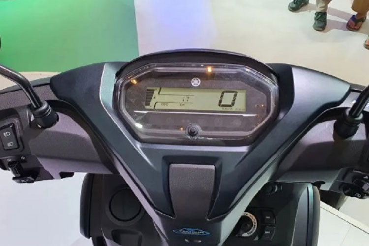 Màn hình có thể kết nối với điện thoại thông minh qua Bluetooth bằng ứng dụng Y-Connect. Phiên bản FreeGo S 2023 được trang bị hệ thống khóa thông minh. Còn phiên bản Tiêu chuẩn thì vẫn sử dụng khóa cơ truyền thống .