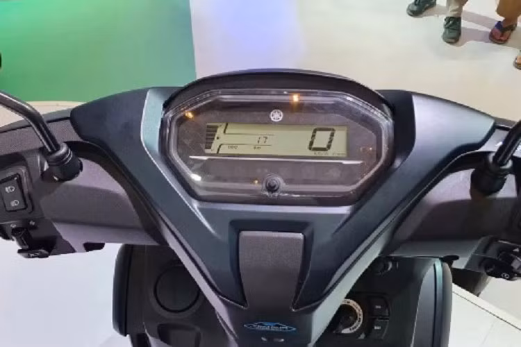 Màn hình có thể kết nối với điện thoại thông minh qua Bluetooth bằng ứng dụng Y-Connect. Phiên bản FreeGo S 2023 được trang bị hệ thống khóa thông minh. Còn phiên bản Tiêu chuẩn thì vẫn sử dụng khóa cơ truyền thống .