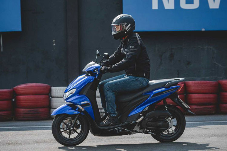 Bình xăng dung tích 4,2 lít được thiết kế ở phía trước, vị trí đầu xe nên khi cần đổ xăng người dùng không cần phải bước khỏi xe. Yamaha FreeGo 2023 được trang bị thêm cổng sạc 12V ở phía trước, cốp xe 25 lít có thể để vừa 2 nón bảo hiểm nửa đầu và nhiều vật dụng cá nhân khác.