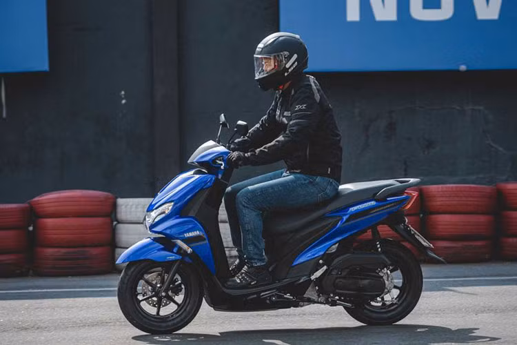 Bình xăng dung tích 4,2 lít được thiết kế ở phía trước, vị trí đầu xe nên khi cần đổ xăng người dùng không cần phải bước khỏi xe. Yamaha FreeGo 2023 được trang bị thêm cổng sạc 12V ở phía trước, cốp xe 25 lít có thể để vừa 2 nón bảo hiểm nửa đầu và nhiều vật dụng cá nhân khác.