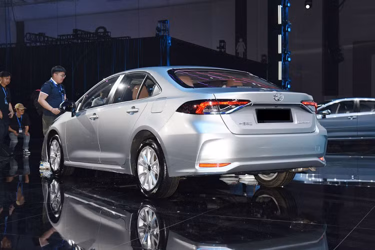 Tuy nhiên, Toyota Corolla Altis 2023 phiên bản hybrid đã được bổ sung cụm pin nhẹ hơn 44% so với phiên bản cũ. Thay đổi này giúp xe vận hành yên tĩnh hơn và tiết kiệm nhiên liệu hơn với mức tiêu thụ trung bình chỉ 4,06 lít/100 km.