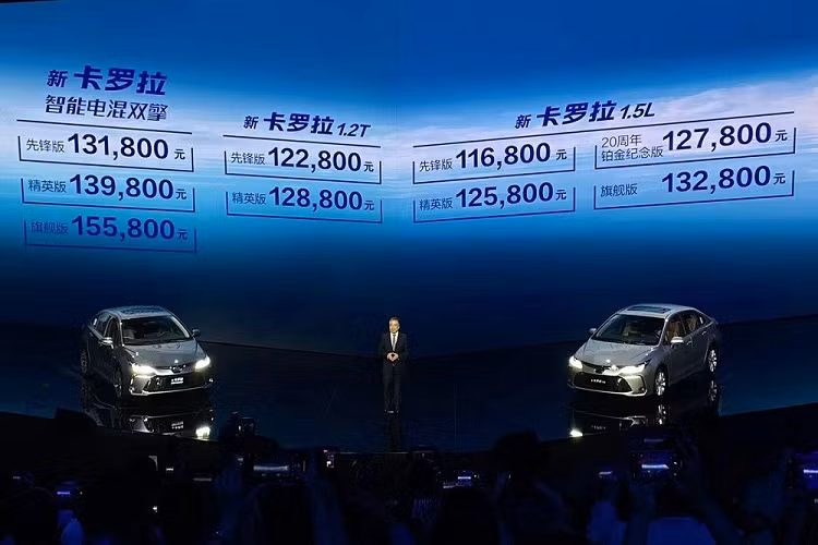 Liên doanh FAW Toyota đã vén màn phiên bản nâng cấp nhẹ của dòng xe Corolla Altis ở thị trường Trung Quốc. Mẫu sedan hạng C này ở thị trường tỷ dân có tổng cộng 9 phiên bản, giá xe Toyota Corolla Altis 2023 dao động từ 116.800 - 155.800 Nhân dân tệ (khoảng 389 - 519 triệu đồng).