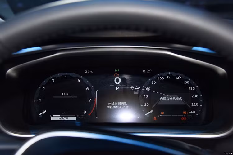 Cả hai động cơ đều đồng hành với hộp số tự động biến thiên vô cấp CVT. Cải tiến tiếp theo của Toyota Corolla Altis 2023 ở thị trường Trung Quốc là hệ thống treo. Cụ thể, xe được trang bị hệ thống treo dầm xoắn phía sau mới. Tuy nhiên, hệ thống treo này chỉ dành cho phiên bản dùng động cơ xăng 1.5L.