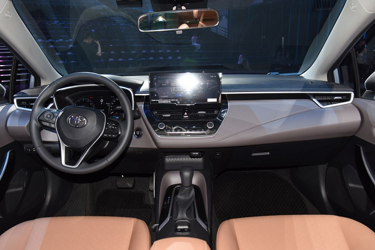 Ngoài hệ truyền động kể trên, Toyota Corolla Altis 2023 tại Trung Quốc còn có 2 tùy chọn động cơ khác. Thứ nhất là động cơ xăng 4 xi-lanh, hút khí tự nhiên, dung tích 1.5L, sản sinh công suất tối đa 121 mã lực và mô-men xoắn cực đại 148 Nm. Thứ hai là động cơ xăng 4 xi-lanh, tăng áp, dung tích 1.2L với công suất tối đa 116 mã lực và mô-men xoắn cực đại 185 Nm.