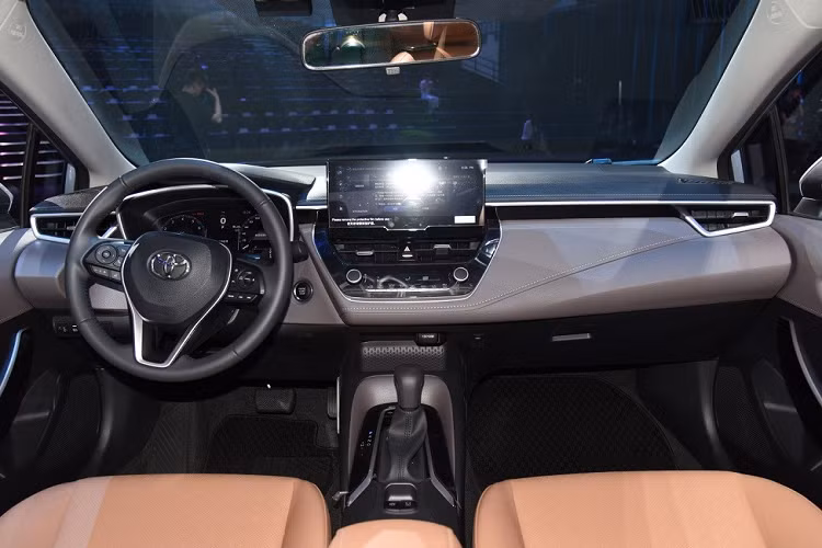 Ngoài hệ truyền động kể trên, Toyota Corolla Altis 2023 tại Trung Quốc còn có 2 tùy chọn động cơ khác. Thứ nhất là động cơ xăng 4 xi-lanh, hút khí tự nhiên, dung tích 1.5L, sản sinh công suất tối đa 121 mã lực và mô-men xoắn cực đại 148 Nm. Thứ hai là động cơ xăng 4 xi-lanh, tăng áp, dung tích 1.2L với công suất tối đa 116 mã lực và mô-men xoắn cực đại 185 Nm.