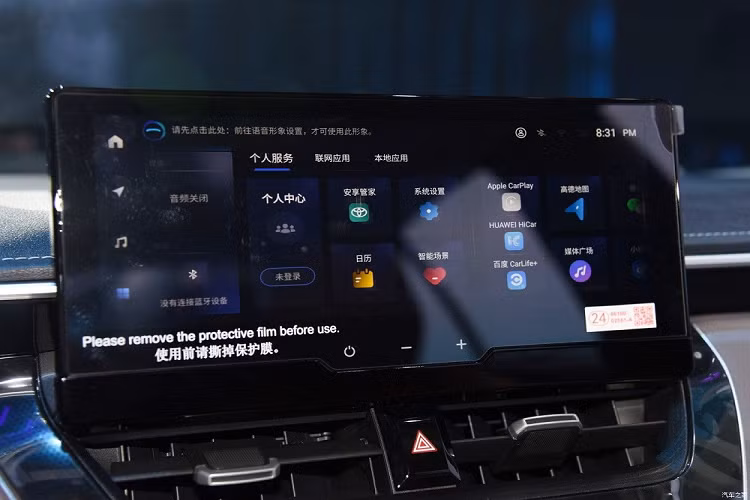 Trong khi đó, phiên bản hybrid và tăng áp 1.2L của xe vẫn dùng hệ thống treo đa liên kết phía sau. Chưa hết, Toyota Corolla Altis 2023 phiên bản 1.5L ở thị trường Trung Quốc còn chỉ được trang bị 6 túi khí. 2 phiên bản hybrid và tăng áp 1.2L có 8 túi khí tiêu chuẩn, bao gồm cả túi khí đầu gối cho hàng ghế trước.