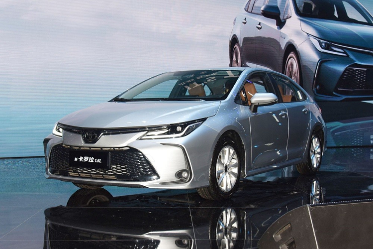 Theo đó, Toyota Corolla Altis 2023 bản hybrid vẫn được trang bị hệ truyền động THS II, bao gồm máy xăng Atkinson Cycle 4 xi-lanh, dung tích 1.8L, kết hợp với mô-tơ điện mạnh 70 kW (khoảng 95 mã lực) và hộp số e-CVT. Tổng cộng, hệ truyền động này tạo ra công suất tối đa 137 mã lực như trước.