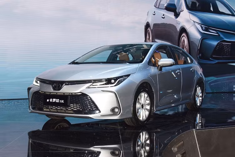 Theo đó, Toyota Corolla Altis 2023 bản hybrid vẫn được trang bị hệ truyền động THS II, bao gồm máy xăng Atkinson Cycle 4 xi-lanh, dung tích 1.8L, kết hợp với mô-tơ điện mạnh 70 kW (khoảng 95 mã lực) và hộp số e-CVT. Tổng cộng, hệ truyền động này tạo ra công suất tối đa 137 mã lực như trước.
