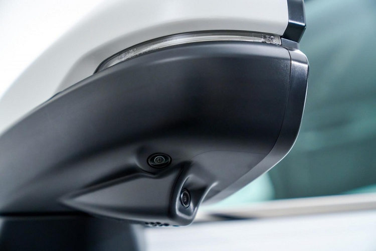 Tiếp đến là ghế lái nhớ vị trí, hệ thống đèn viền nội thất ở nhiều vị trí lần đầu tiên có trên Honda CR-V, hệ thống điều hòa tự động 2 vùng với lọc không khí Plasmacluster, cửa gió dành cho 2 hàng ghế sau và đèn LED đọc sách bật/tắt cảm ứng. Điểm nhấn nữa của Honda CR-V 2023 ở thị trường Thái Lan chính là trang bị an toàn.