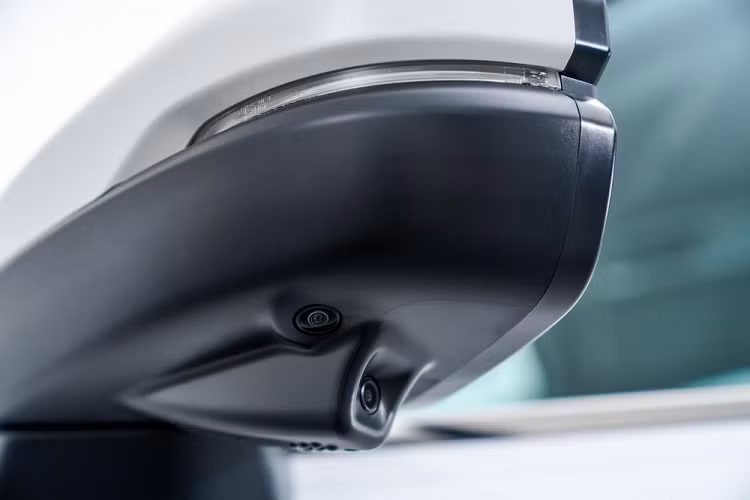 Tiếp đến là ghế lái nhớ vị trí, hệ thống đèn viền nội thất ở nhiều vị trí lần đầu tiên có trên Honda CR-V, hệ thống điều hòa tự động 2 vùng với lọc không khí Plasmacluster, cửa gió dành cho 2 hàng ghế sau và đèn LED đọc sách bật/tắt cảm ứng. Điểm nhấn nữa của Honda CR-V 2023 ở thị trường Thái Lan chính là trang bị an toàn.